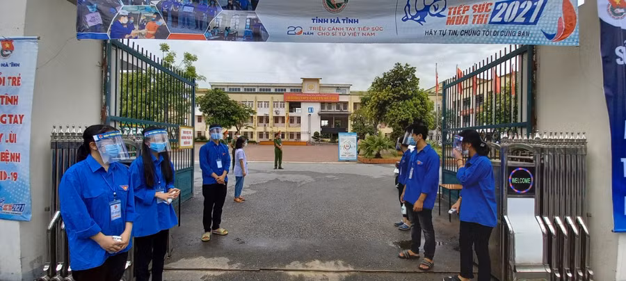 Tình nguyện viên tại điểm thi Trường THPT Chuyên Hà Tĩnh.