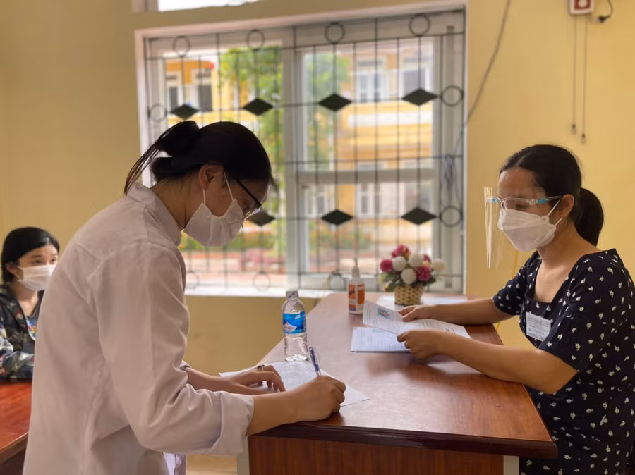 Sau khi kê khai xong, giám thị sẽ đọc tên từng thí sinh lên kiểm tra và nhận giấy dự thi.
