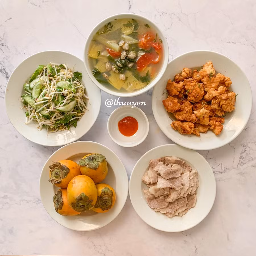 Canh ngao nấu chua, gà chiên giòn sốt cà ri, nộm giá dưa chuột.