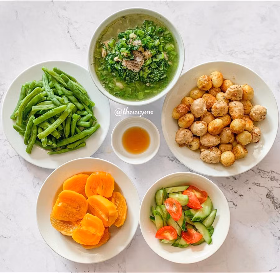 Canh cải cá rô, đỗ luộc, mọc kho trứng cút: 2 lạng mọc, salad dưa chuột.