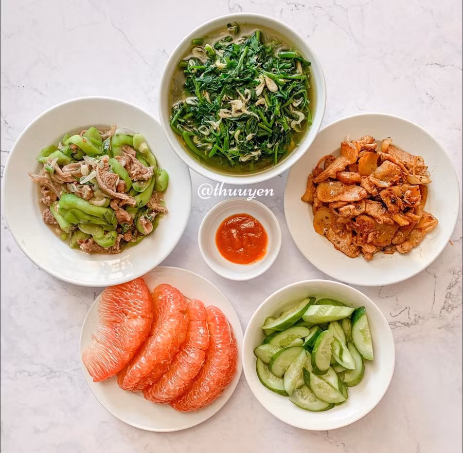 Canh rau muống nấu tép, thịt ba chỉ kho cháy cạnh, mướp xào thịt bò.