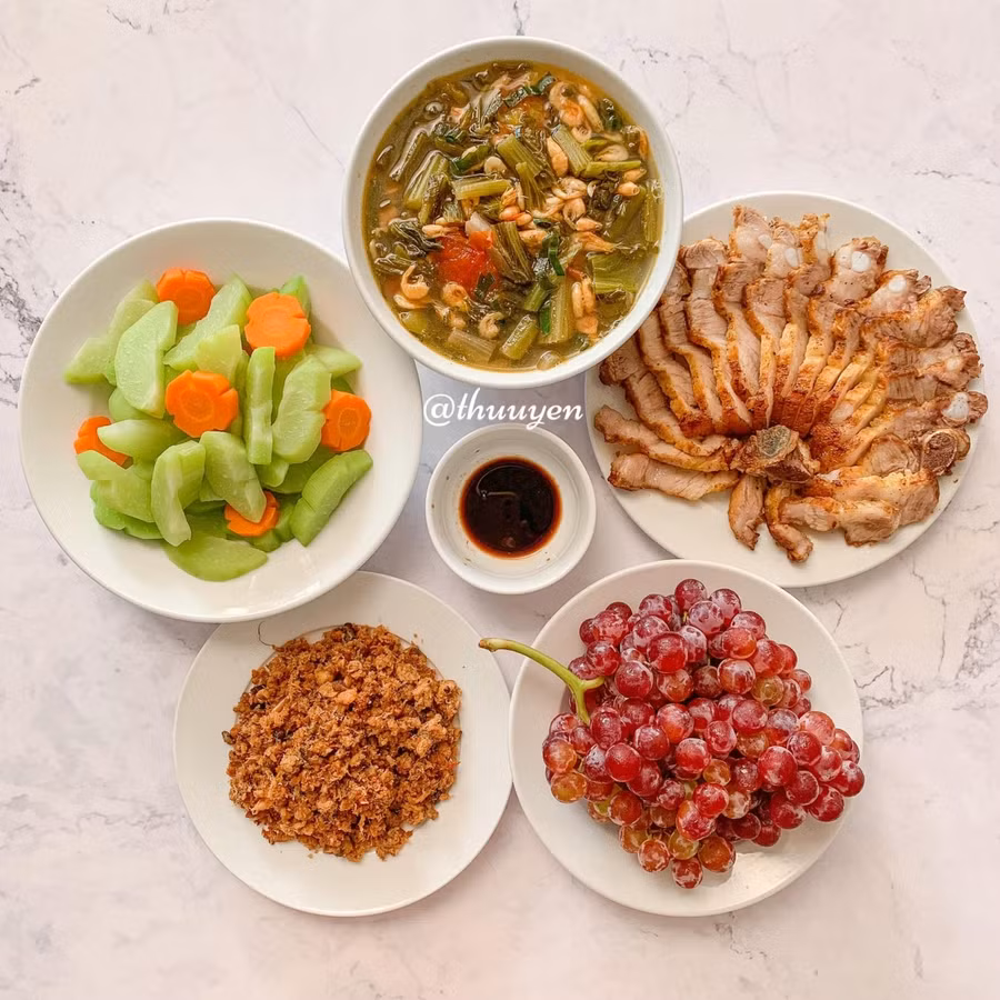 Canh dưa nấu tép, rau củ luộc, thịt ba chỉ quay.