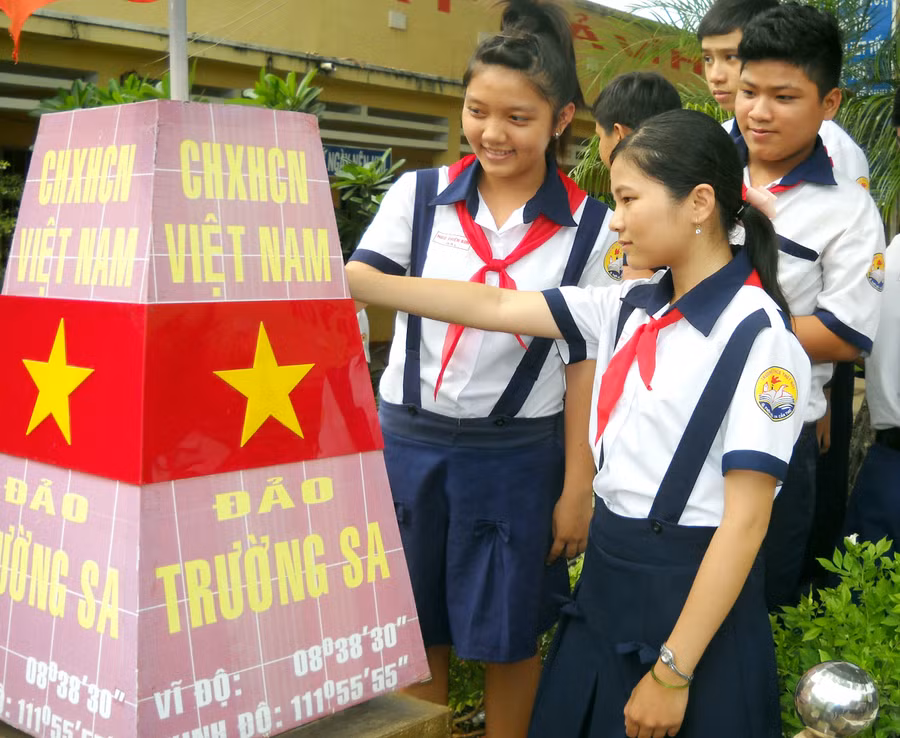Giáo dục tư tưởng, nâng cao nhận thức cho HSSV về biển đảo quê hương thông qua nhiều hoạt động bổ ích như tìm hiểu về lịch sử Trường Sa, Hoàng Sa