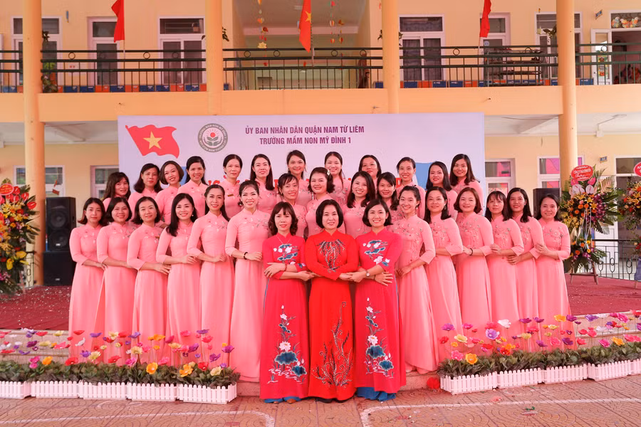 Tập thể cán bộ, giáo viên trường MN Mỹ Đình 1