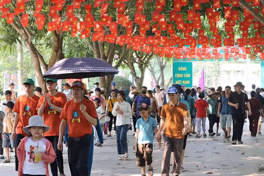 Từ sáng sớm, từng dòng người xếp hàng vào Khu di tích Kim Liên (huyện Nam Đàn, Nghệ An) dâng hoa, dâng hương, bày tỏ niềm thành kính với Chủ tịch Hồ Chí Minh.