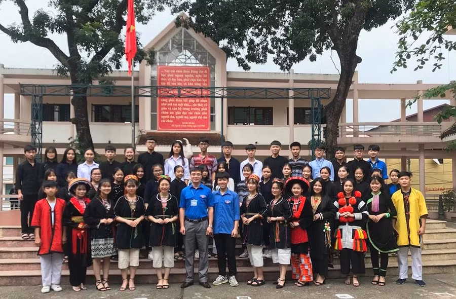 Chương trình sinh hoạt dưới cờ được tổ chức tại trường PT Vùng Cao Việt Bắc
