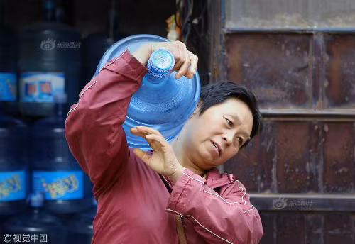 "Tuy làm công việc này rất mệt, thậm chí có những ngày lưng đau quặn, nhưng bù lại thu nhập rất ổn định", chị nói vớiSina.Bình quân chị thu về trên 6.000 tệ/tháng (hơn 20 triệu đồng). Tuy làm công việc này rất mệt, thậm chí có những ngày lưng đau quặn, nhưng bù lại thu nhập rất ổn định, chị nói với Sina. Bình quân chị thu về trên 6.000 tệ/tháng (hơn 20 triệu đồng).