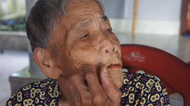 Cụ Đang đang nhận được sự quan tâm của người dân địa phương sau khi có thông tin cụ mọc lại răng ở tuổi 98.