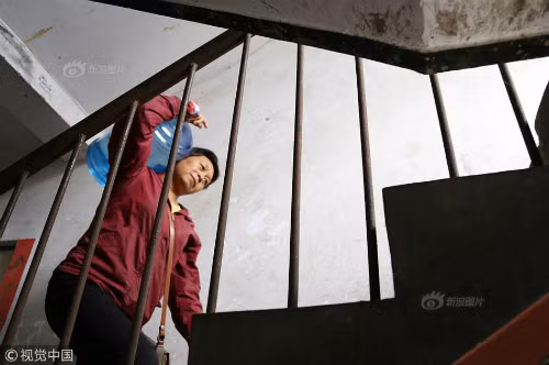 Lúc giao nước cho khách hàng, điều khó khăn nhất chính là bê bình nước lên lầu. Nhưng bất luận là mấy tầng, chịđều giaotận nhà khách hàng. Lúc giao nước cho khách hàng, điều khó khăn nhất chính là bê bình nước lên lầu. Nhưng bất luận là mấy tầng, chịđều giao nước tận nhà khách hàng.