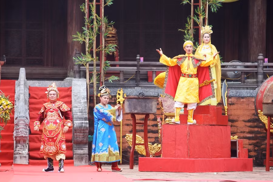 Màn tái hiện vua Lê Thái Tổ đăng quang.