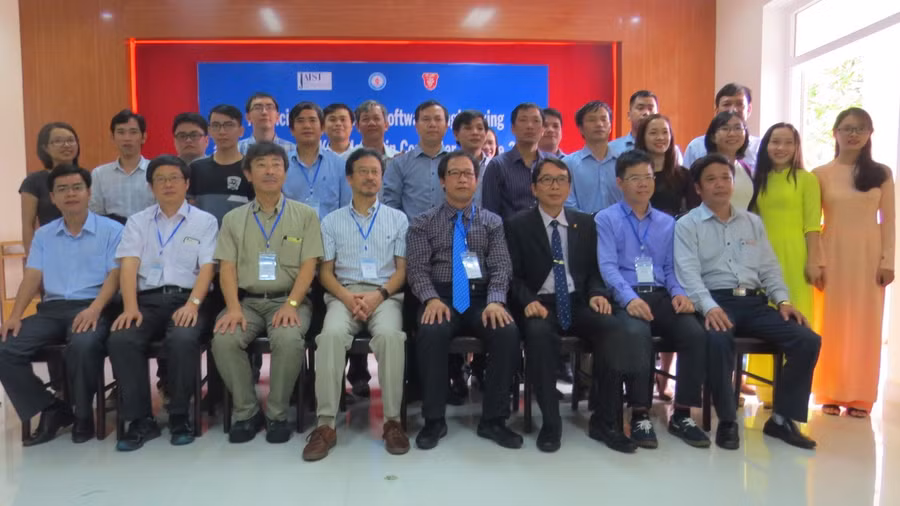 Các đại biểu tham dự chụp hình lưu niệm cùng học viên Các đại biểu tham dự chụp hình lưu niệm cùng học viên