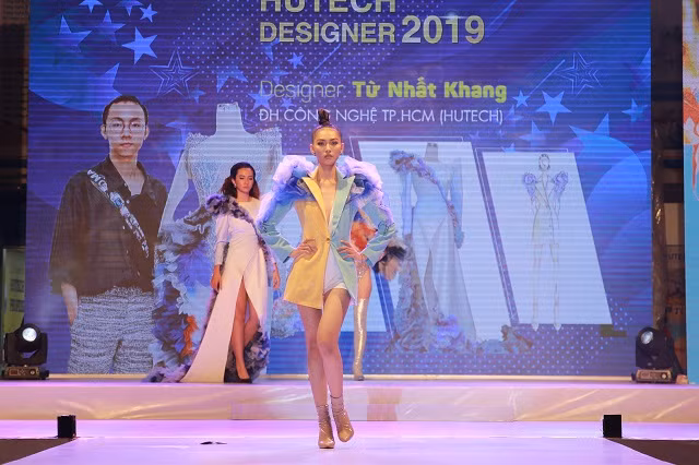 Người mẫu trình diễn một bộ sưu tập của thí sinh trong đêm chung kết. Người mẫu trình diễn một bộ sưu tập của thí sinh trong đêm chung kết.