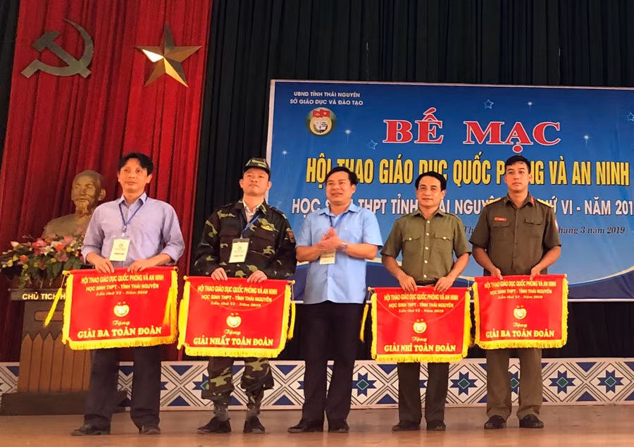 Đại diện Ban tổ chức trao cờ cho các đội Nhất, Nhì, Ba toàn đoàn