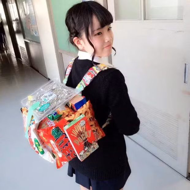 Cô bạn xinh xắn khoe mẫu ba lô bánh kẹo của mình. (Ảnh: Duyên Phendi/Group Trường người ta)