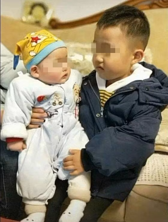 Bị nhờ trông em, biểu cảm của cậu bé khiến ai nhìn cũng phải bật cười - Ảnh 2.