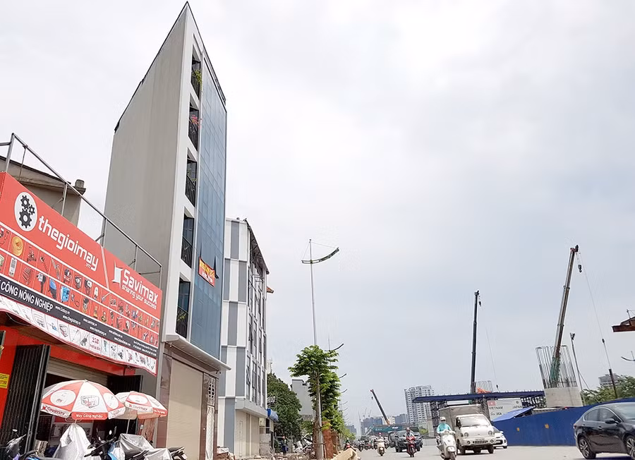 Nhà siêu mỏng, siêu méo xuất hiện ồ ạt sau dự án mở rộng đường Phạm Văn Đồng (quận Bắc Từ Liêm, Hà Nội)