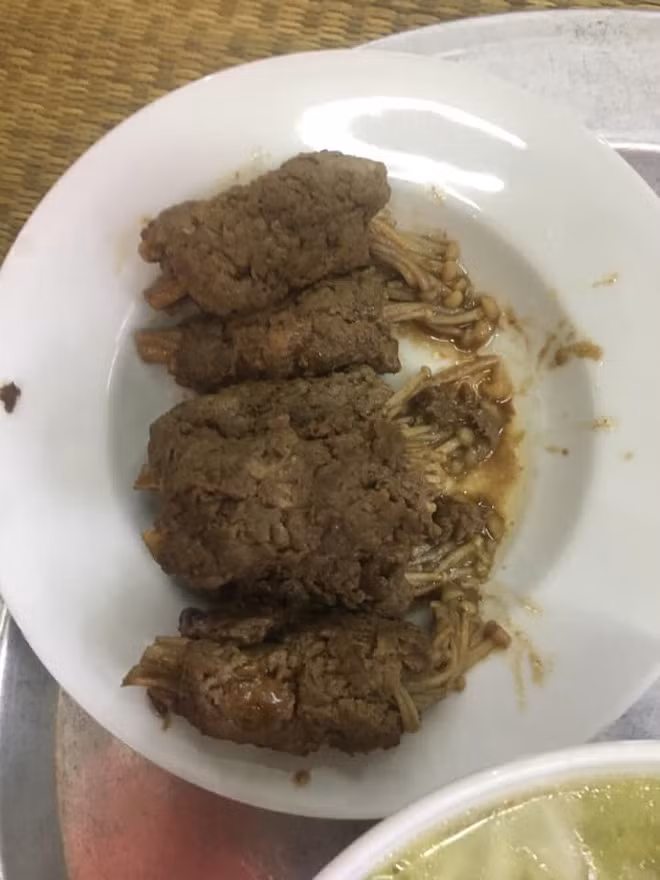 Vợ háo hức làm món chồng thích, nhưng khi dọn bàn ăn, chồng nhất quyết không đụng đũa - Ảnh 4.