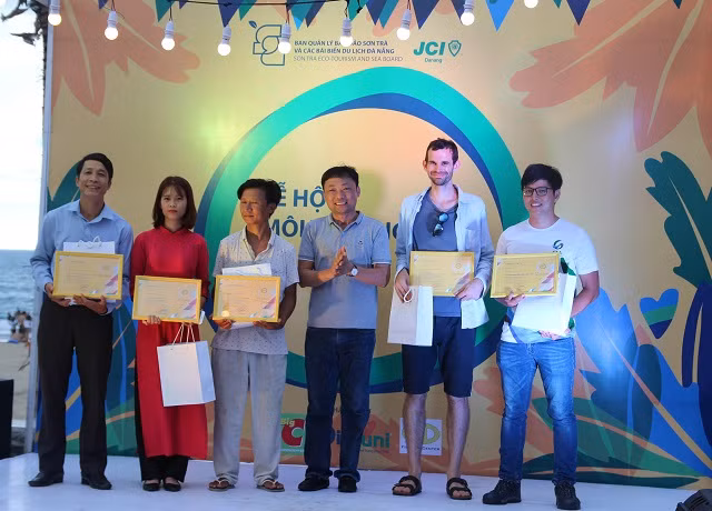 Đại diện BTC trao tặng giấy chứng nhận, cảm ơn những tập thể, cá nhân đã làm đẹp cho môi trường.