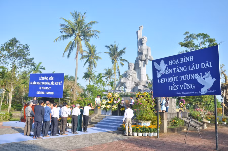 Sáng 16/3, tại Khu chứng tích Sơn Mỹ, tỉnh Quảng Ngãi tổ chức Lễ dâng hương tưởng niệm 55 năm ngày 504 đồng bào Sơn Mỹ bị thảm sát.