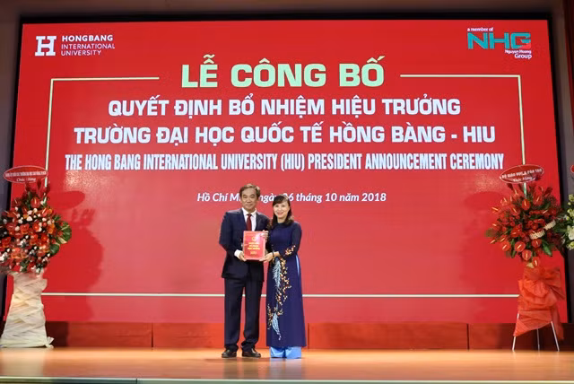 PGS.TS Hồ Thanh Phong nhận quyết định bổ nhiệm làm hiệu trưởng HIU từ đại diện lãnh đạo Bộ GD&ĐT
