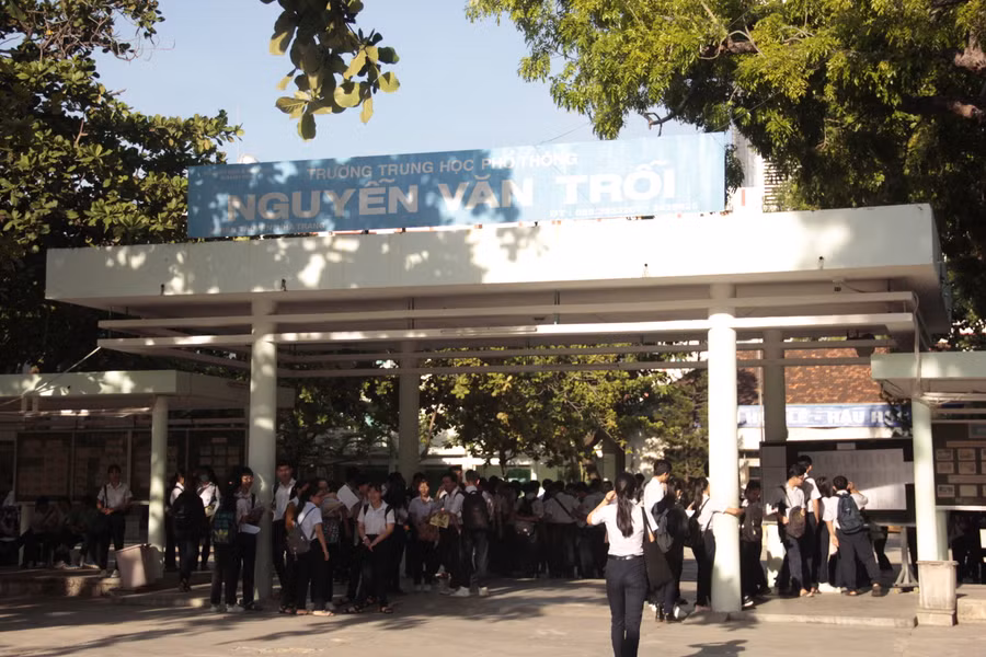 Khánh Hòa: Đề thi môn Toán "dễ thở", thí sinh ra về với tâm trạng vui vẻ
