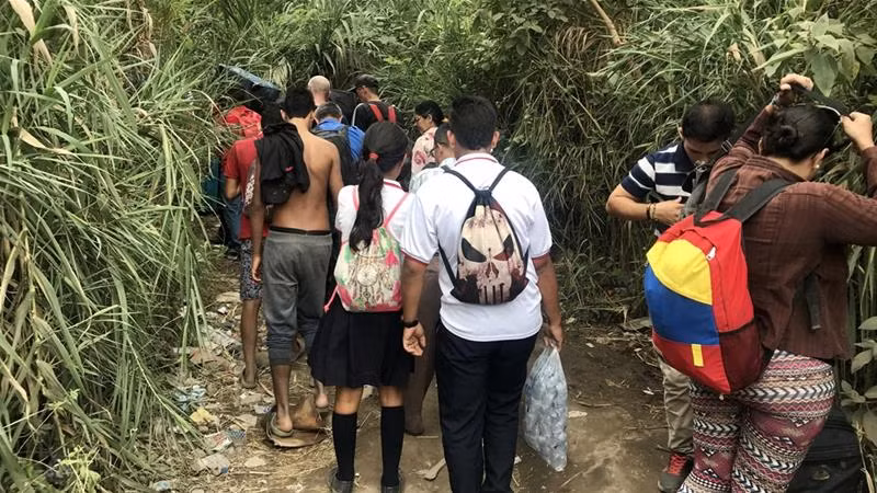 Các nhóm vũ trang kiểm soát những “trocha” – lối đi không chính thức qua biên giới đầy nguy hiểm. Ảnh: Al Jazeera