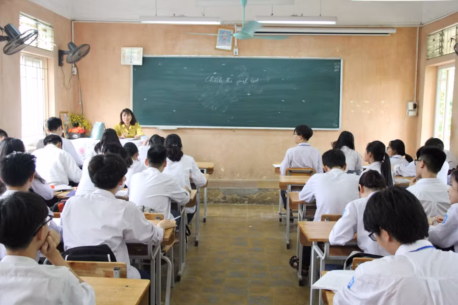 Phần trần, tường và nền các phòng học qua thời gian đã xuống cấp