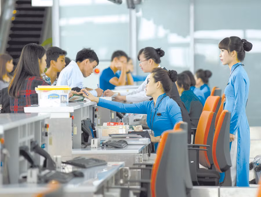 Các hãng hàng không đang áp dụng khoảng từ 10 đến 15 mức giá cho các đường bay nội địa (Trong ảnh: Khách hàng làm thủ tục tại khu vực check-in của Vietnam Airlines) - Ảnh: Khánh Linh