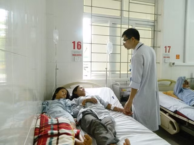 Ăn phải nấm lạ, 4 người trong một gia đình nhập viện