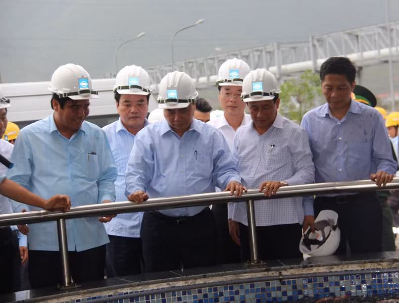 Thủ tướng kiểm tra hoạt động tại hồ sinh học Formosa