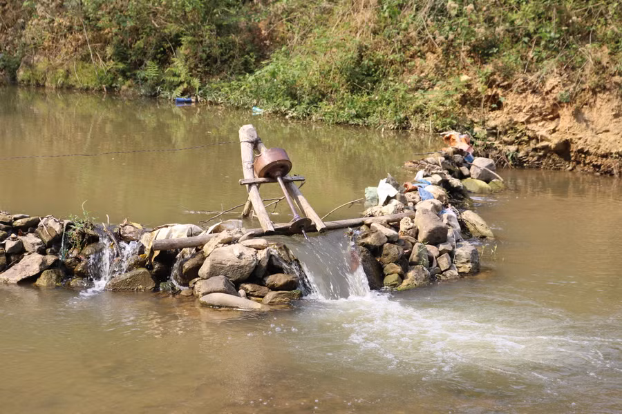 Trước khi có điện lưới, người dân phải dùng mô tơ phát điện đặt dưới khe suối để thắp sáng vài bóng đèn. (Ảnh: Phạm Tâm).