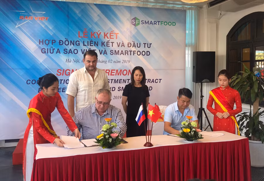 Đại diện Sao Việt (bên phải) và các đối tác thực hiện ký kết