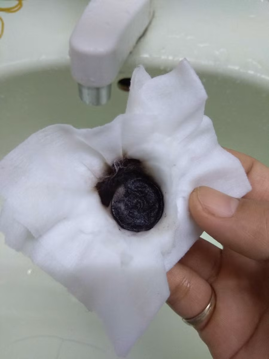 Nước bị đóng cặn sau vài ngày thử bịt đầu vòi