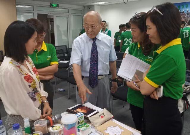 Bác sĩ CKI Trần Thị Minh Nguyệt cùng các bác sĩ của NutiFood trao đổi thêm với bác sĩ Ryoichi tại buổi tập huấn Bác sĩ CKI Trần Thị Minh Nguyệt cùng các bác sĩ của NutiFood trao đổi thêm với bác sĩ Ryoichi tại buổi tập huấn