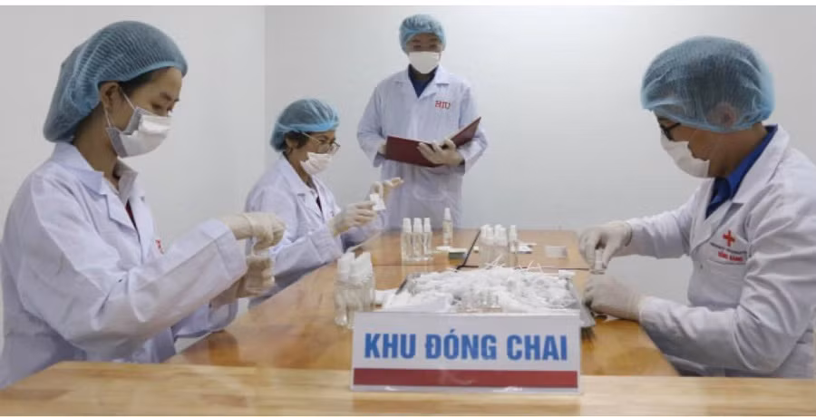 Nhóm nghiên cứu của HIU trong phòng làm việc và đóng chai sản phẩm HIU Hand Sanitizer