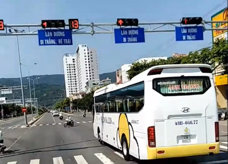 Doan xe Trung Nguyen phong vun vut noi duoi vuot den do: Cong an moi cac tai xe len lam viec hinh anh 2