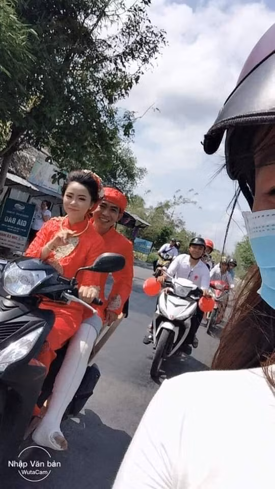 Dẫu chân đau, phải bó bột nhưng là ngày vui, ngày trọng đại nên gương mặt ai cũng hiện rõ sự phấn khởi.