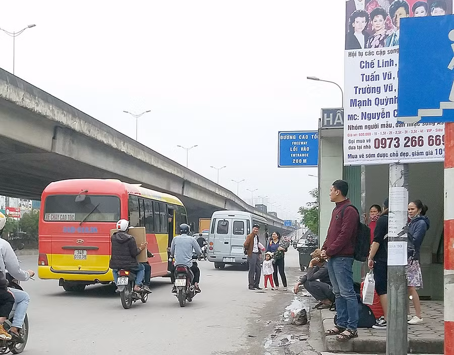 Hành khách tập trung ở vỉa hè trên đường Nguyễn Xiển đón xe
