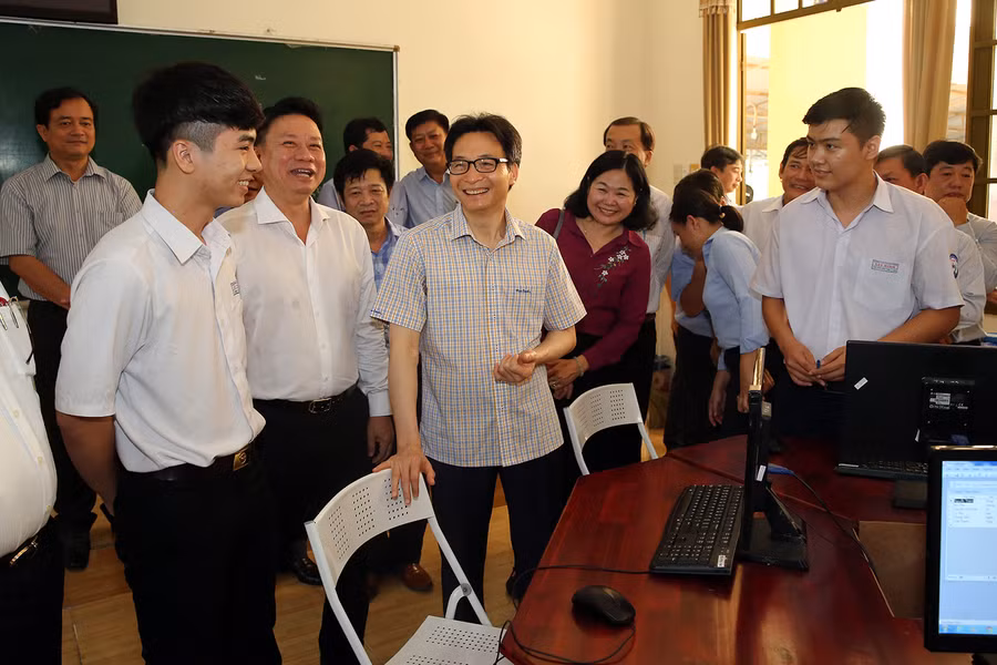 Phó Thủ tướng Vũ Đức Đam trò chuyện với thầy và trò Trường THPT Tây Ninh. Ảnh: VGP/Đình Nam Phó Thủ tướng Vũ Đức Đam trò chuyện với thầy và trò Trường THPT Tây Ninh. Ảnh: VGP/Đình Nam