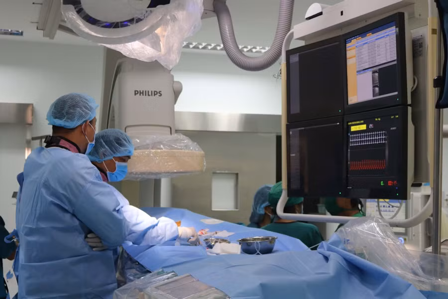 Ekip của Bệnh viện Nhi Đồng 2 và Bệnh viện Đa khoa tỉnh Ninh Thuận đã tiến hành phẫu thuật thông tim can thiệp cho 3 bệnh nhi.