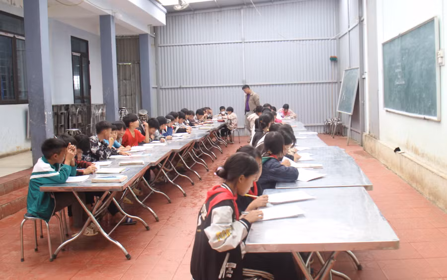 Trường phổ thông DTBT THCS Hồng Thu tận dụng bếp ăn để làm lớp học. Trường phổ thông DTBT THCS Hồng Thu tận dụng bếp ăn để làm lớp học.