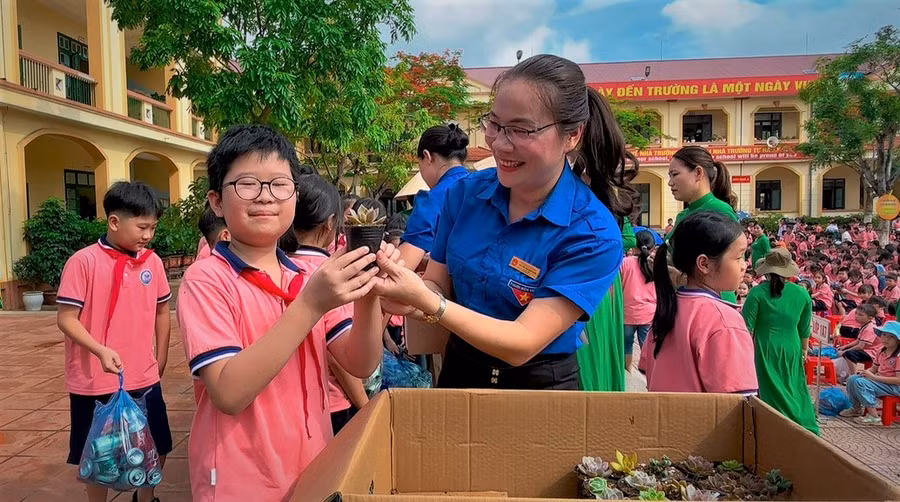 Ngày hội góp phần giảm thiểu rác thải và lan tỏa lối sống xanh trong cộng đồng. Ngày hội góp phần giảm thiểu rác thải và lan tỏa lối sống xanh trong cộng đồng.
