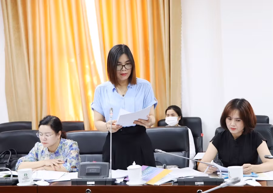 Bà Đoàn Thị Trịnh, Phó Chánh thanh tra Sở GD&amp;ĐT, Thư ký Hội đồng thẩm định Tài liệu giáo dục địa phương tỉnh Lai Châu trình bày tổng hợp các ý kiến thẩm định.