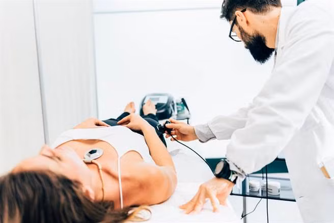 Sau hơn 1 hơn một năm kết hôn mà không có con, Tiểu Tuệ đã tìm tới bác sĩ để thăm khám. Ảnh minh họa