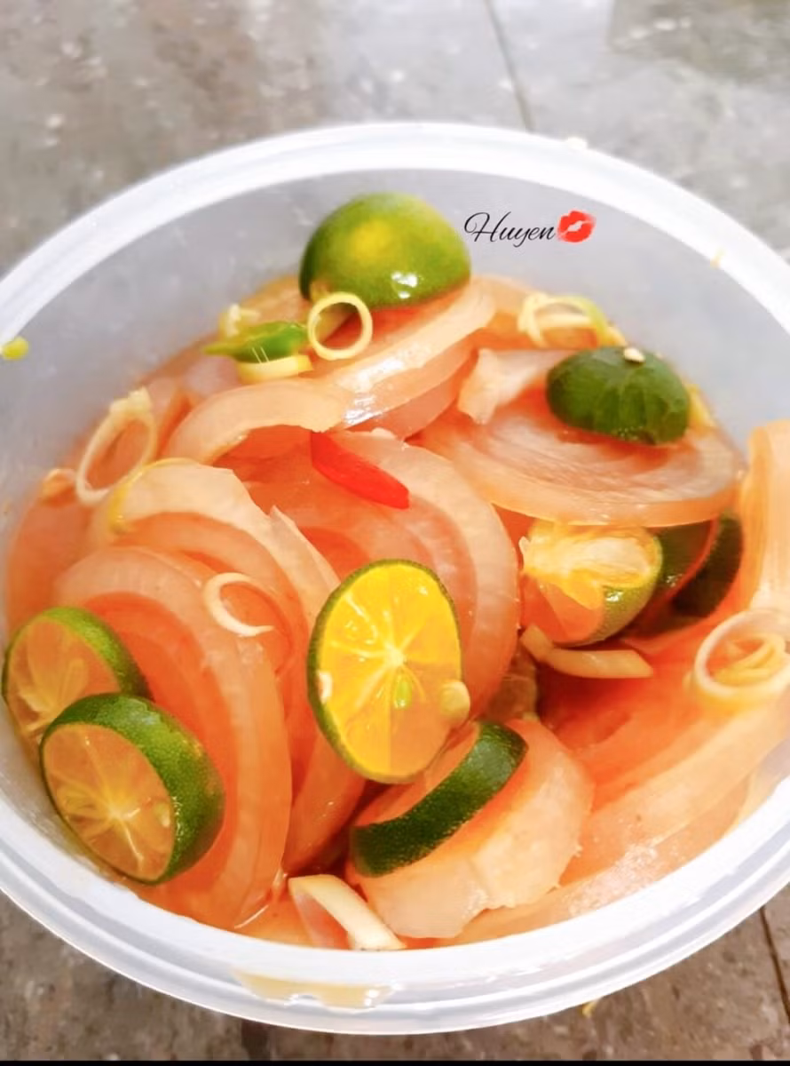 Cho tất cả vào hộp rồi trộn mắm.