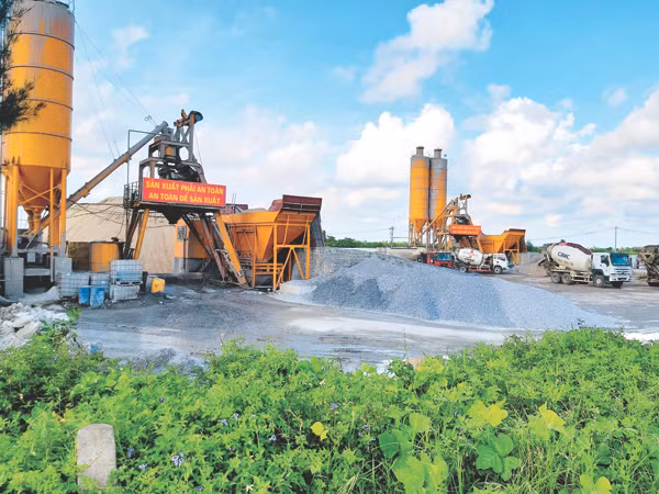 Nam Định: Công ty đóng tàu cùng trạm bê tông “xới tung” đê điều