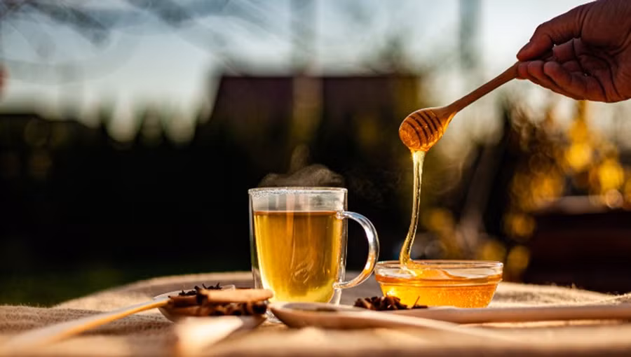 Bạn nên mua và tiêu thụ mật ong thô hoặc chưa qua chế biến. (Ảnh: ITN) Bạn nên mua và tiêu thụ mật ong thô hoặc chưa qua chế biến. (Ảnh: ITN)