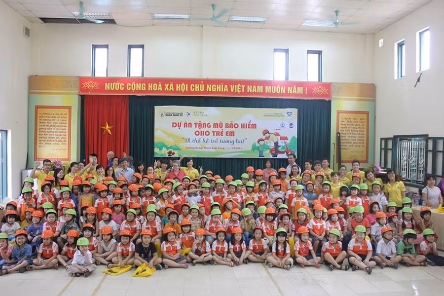 Mùa hè ý nghĩa với những chiếc mũ bảo hiểm của sinh viên Khoa Quốc tế