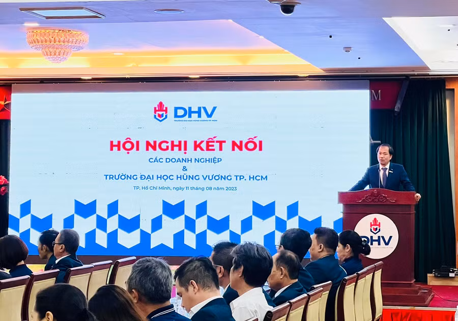 TS Trần Việt Anh, Phó hiệu trưởng phụ trách nhà trường phát biểu tại lễ ký kết.