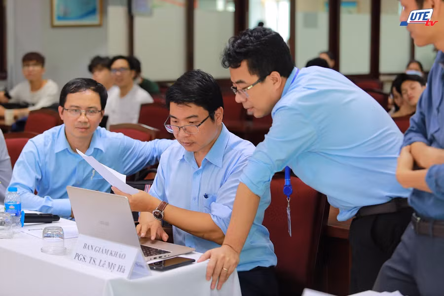 Ban giám khảo cuộc thi bàn luận, chấm điểm.